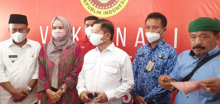 Menteri Suharso Tinjau Vaksinasi Door to Door di Kabupaten Ponorogo