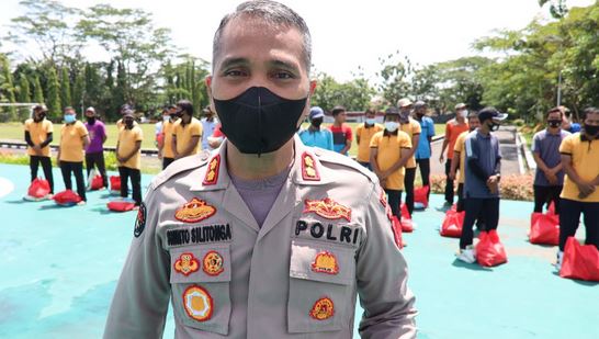Petugas Kebersihan di Polda Banten Dapat Sembako Jumat Barokah