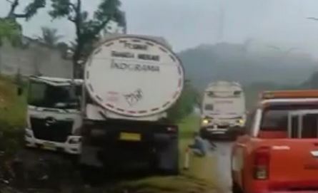 Akibat Selip Ban, Truk Tangki Alami Kecelakaan Tunggal di Tol Merak