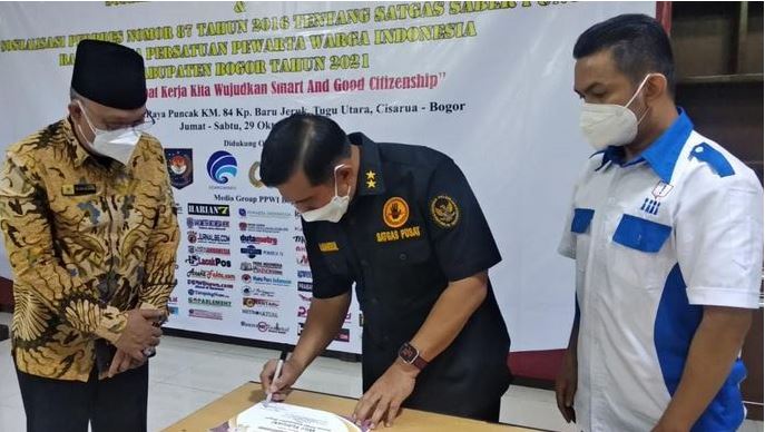 Sekretaris Satgas Saber Pungli Berikan Penghargaan kepada PPWI Kabupaten Bogor