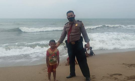 Sambil Patroli, Ditpamobvit Polda Banten Beri Himbauan Prokes di Pantai Anyer dan Carita