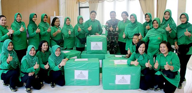 Persit KCK Daerah XII/Tpr Bantu Korban Banjir di Sintang