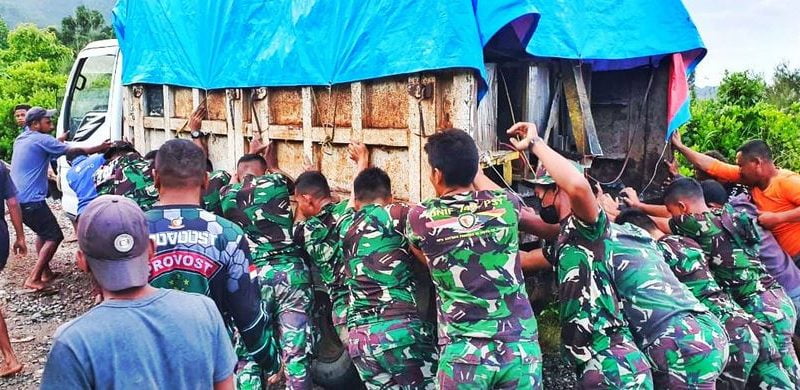Manunggalnya TNI-Rakyat Saat Evakuasi Kendaraan di Jalan Poros Oepoli, Timur Tengah Utara, NTT