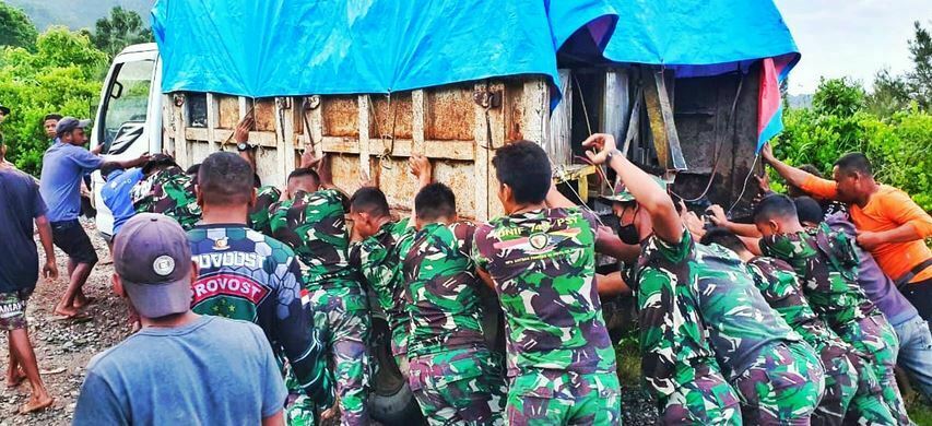 Manunggalnya TNI-Rakyat Saat Evakuasi Kendaraan di Jalan Poros Oepoli, Timur Tengah Utara, NTT