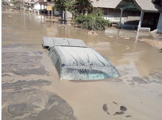 Tertimbun Lahar Saat Evakuasi Warga, Mobil SAR UNS Hanya Kelihatan Atap