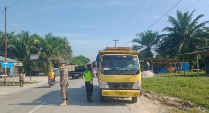 Personel Polsek Tapung Cegat Pengguna Jalan yang Belum Vaksin di Lintas Bangkinang-Petapahan