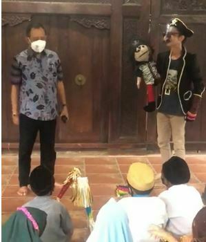 Wawali Surabaya Armudji  Rayakan  Pergantian Tahun Baru Bagi-bagi Terompet dan Mendongeng