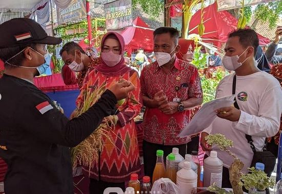 Bupati Sukoharjo, Hj. Etik Suryani, SE., MM. Membuka Bazar Produk Tani di  Kecamatan Gatak
