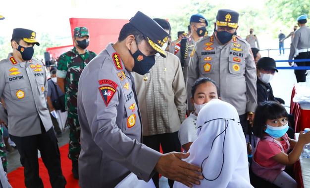 Tinjau Vaksinasi Serentak se-Indonesia, Kapolri Ingatkan Syarat Wajib Laksanakan PTM 100 Persen