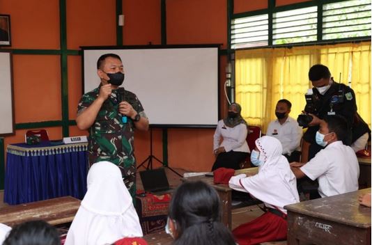 Jenderal TNI Dudung Abdurachman Mengajar Nilai-nilai Pancasila kepada Siswa/Siswi SD di Perbatasan