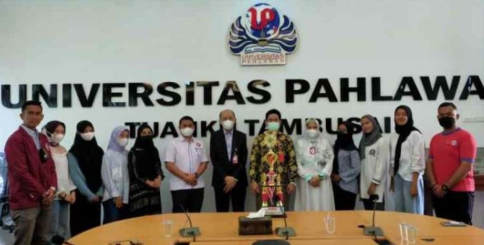 Rektor Universitas Pahlawan  Bangga Menerima Piala Juara 1  Tim Voli Putri