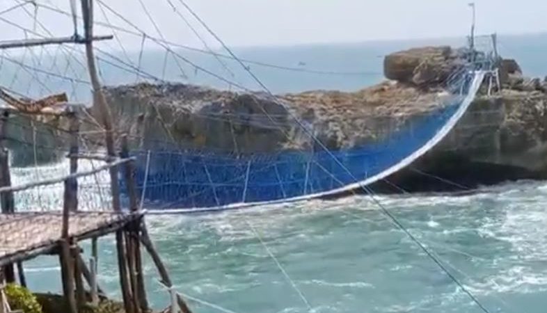 Pesona Keindahan Ombak dan Karang di Pantai Watu Bale Pacitan