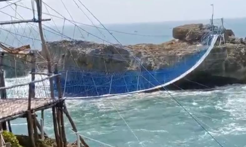 Pesona Keindahan Ombak dan Karang di Pantai Watu Bale Pacitan