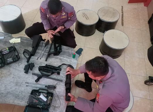 Begini Cara Satbrimob Polda Banten Merawat Senjata