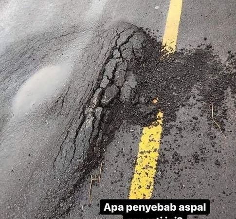 Bleeding atau Kegemukan Aspal Penyebab Permukaan Aspal  Rusak