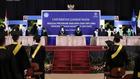 Rektor UGM, Prof. Ir. Panut Mulyono, M.Eng., D.Eng., Mewisuda 1.551 Lulusan