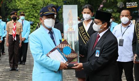 UNS Gelar Upacara Dies Natalis Ke-46 Secara Hybrid di Halaman Gedung Rektorat dr. Prakosa
