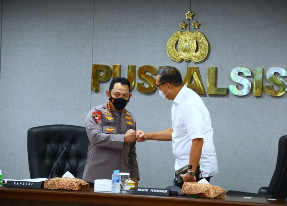 Kapolri Instruksikan Kapolda Pastikan Minyak Goreng Tersedia di Pasar Tradisional dan Modern