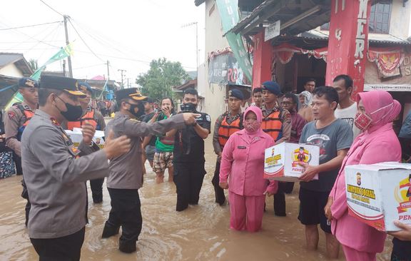 Peduli Korban Banjir, Isteri  Kapolri dan Pengurus Bhayangkari Beri Bantuan
