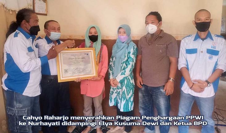 PPWI Cirebon Sampaikan Piagam Penghargaan ke Korban Kriminalisasi Aparat Hukum, Nurhayati