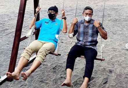 Berkunjung ke Pacitan, Menparekraf Sandiaga Salahudin Uno Serahkan Anugerah Desa Wisata Indonesia kepada Desa Sendang