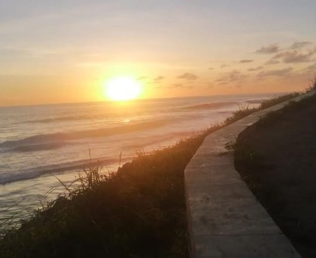 Pesona Sinar Mentari Menjelang Senja di Pantai “Watu Karung”  Pringkuku Menambah Kerinduan untuk Kembali Berkunjung