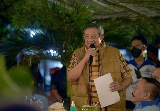 SBY  Menikmati Pesona  Senja Pantai Soge, Sembahkan Lagu “Kisah Kasih Di Sekolah”