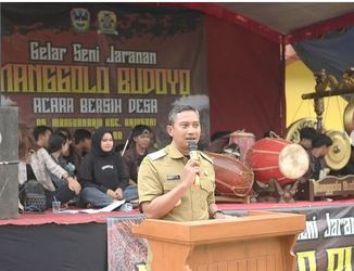 Hadiri Acara Bersih Desa Mangunharjo, Bupati Indrata Nur Bayuaji Serahkan Sertifikat Tanah Gratis Program PTSL