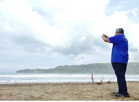 Hari Pertama SBY di Pacitan: Mengabadikan Eksotika dan Pesona Ombak  Pantai Pancer Door