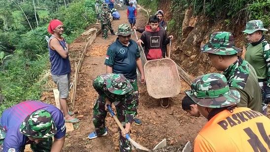 Satgas TMMD Kodim 0802/Ponorogo Jalin Kerjasama dengan Warga Desa Cepoko Selesaikan Jalan Beton