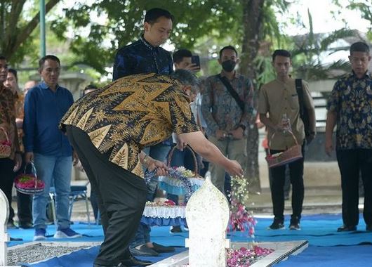 SBY Berziarah  ke Makam R Soekotjo di TMP Bunga Bangsa Pacitan, Didampingi EBY dan Bupati Indrata Nur Bayuaji