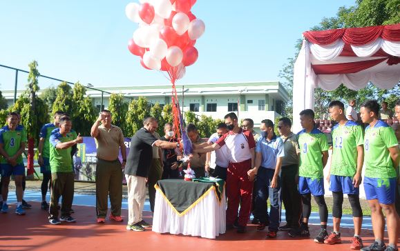 Pangdam BB/I Mayjen TNI Achmad Daniel Chardinuka Membuka Pertandingan Bola Voli dalam Rangka HUT Ke-72 Kodam I/BB