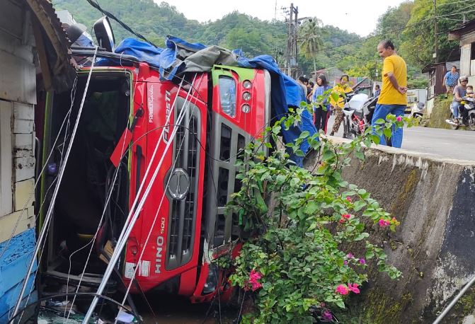 Mobil Pengangkut BBM  Nyungsep di Jl. Lintas Sibolga – Tarutung,  Timpa  Rumah warga