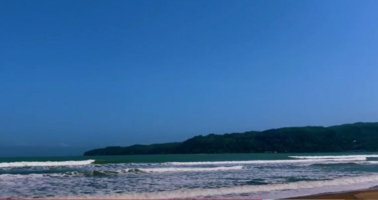 Pesona  Ombak Pantai Pancer Door Pacitan, Jawa Timur