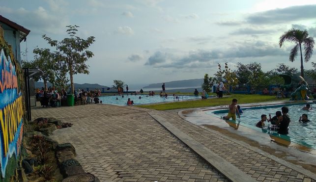 Kolam Renang Wonowening, Berenang Sembari Menikmati Panorama Kota Pacitan