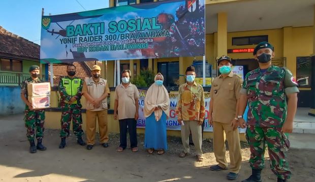 Yonif Raider 300/Bjw Laksanakan Bansos dan Pengobatan Gratis