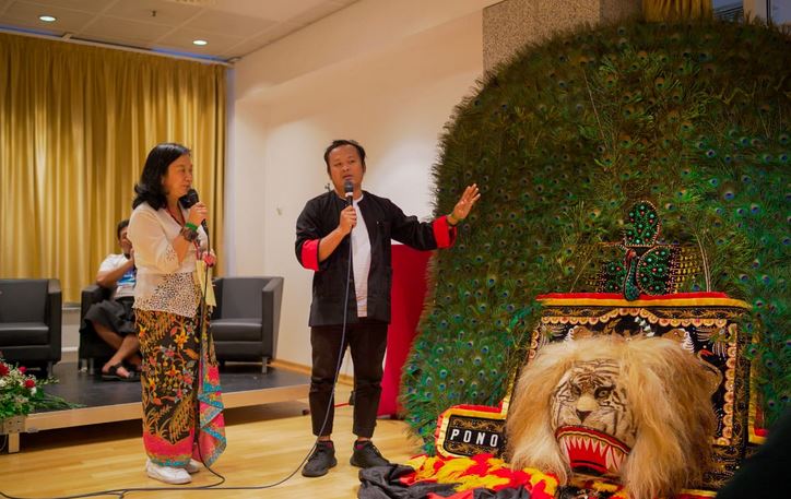 Delegasi Kebudayaan Ponorogo Hadiahkan Seperangkat Alat Kesenian Reog untuk Warga Prancis dan Jerman