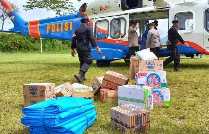 Polri Gunakan Helikopter,  Jangkau Tempat Terisolir Berikan Pasokan Kebutuhan Pokok
