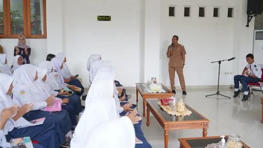Mas Aji Memberikan Motivasi, Saat  Siswa SMPN 2 Pacitan Berkunjung ke Kantor Bupati