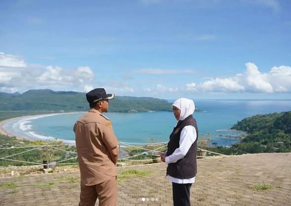 Gubernur Jatim, Abadikan Kunjungan ke Wisata Sentono Gentong  dengan  Berfoto  Latar Teluk Pacitan