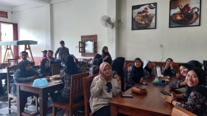 Mahasiswa PBSI STKIP PGRI Pacitan Berbagi Suka