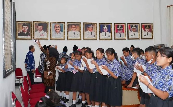 Indrata Nur Bayuaji, Harapkan  Siswa SD Negeri Watukarung Mengenal Sejarah Wilayah Sendiri