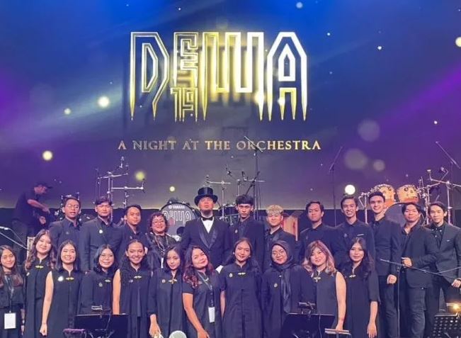 Tim Ubaya Choir Bergabung dalam Konser Orkestra Dewa 19 di Surabaya