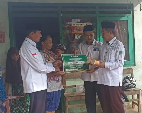 Peduli Penderita Tumor Bola Mata, NU Care Lazisnu MWC NU Bungkal Salurkan Donasi Total Rp 23 Juta