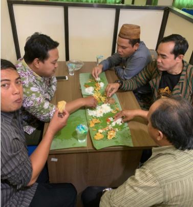 Merajut Kebersamaan Melalui Tradisi Makan Bersama di Atas Daun Pisang