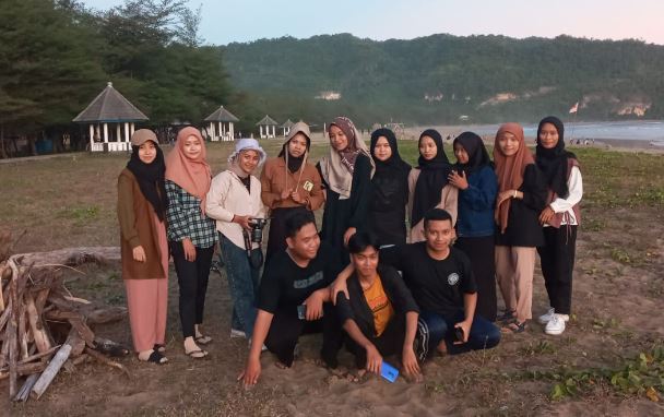 Mahasiswa Program Studi Pendidikan Sejarah STKIP PGRI Pacitan Bersihkan Pantai dan Gelar Malam Keakraban