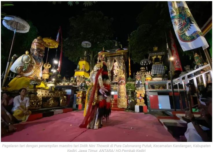 Dwimuka Ardhanareswari: Mengungkap Dualisme dalam Tari Calonarang oleh Didik Nini Thowok