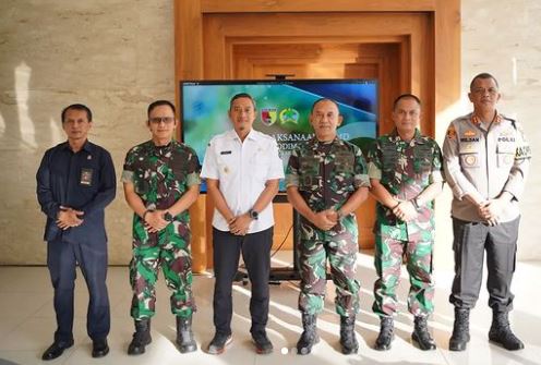 Bupati Indrata Nur Bayuaji, Menerima Kunjungan Danrem DSJ 081 dalam Rangka Pembukaan TMMD Reguler ke-117 di  Desa Ketroharjo, Pacitan