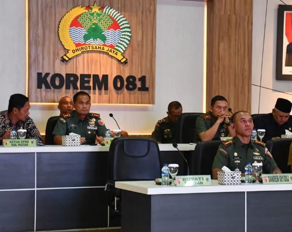 Komandan Kodim 0801/Pacitan dan Danrem 081/DSJ Ikuti Rakornis Pelaksanaan TMMD Ke-117 Secara Virtual