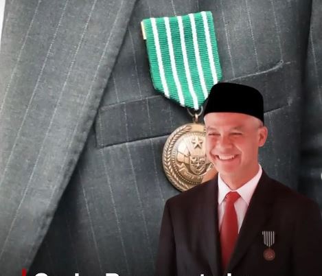 Ganjar Pranowo Menerima Penghargaan Satyalencana Wira Karya